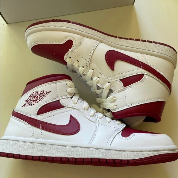 NWT Nike Air Jordan One Mid AJ1 Women’s Pomegranate Chicago Burgundy White Sz 7 - Picture 1 of 4
